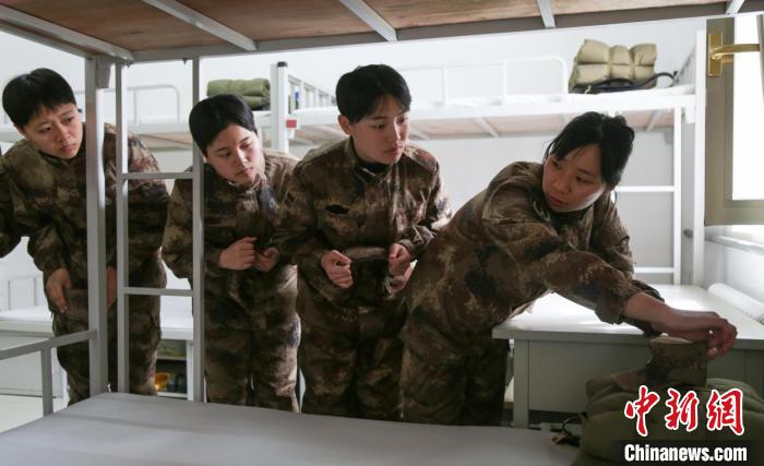 李偉教新兵整理內(nèi)務(wù)。受訪者提供 受訪者提供 攝