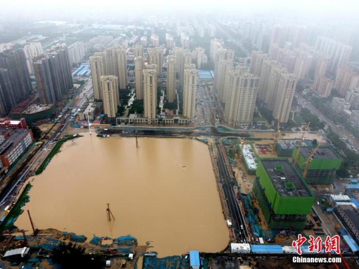 2021年7月21日，暴雨導(dǎo)致城區(qū)積水嚴(yán)重。 <a target='_blank' href='http://www.chinanews.com/'>中新社</a>發(fā) 王中舉 攝 圖片來源：CNSPHOTO