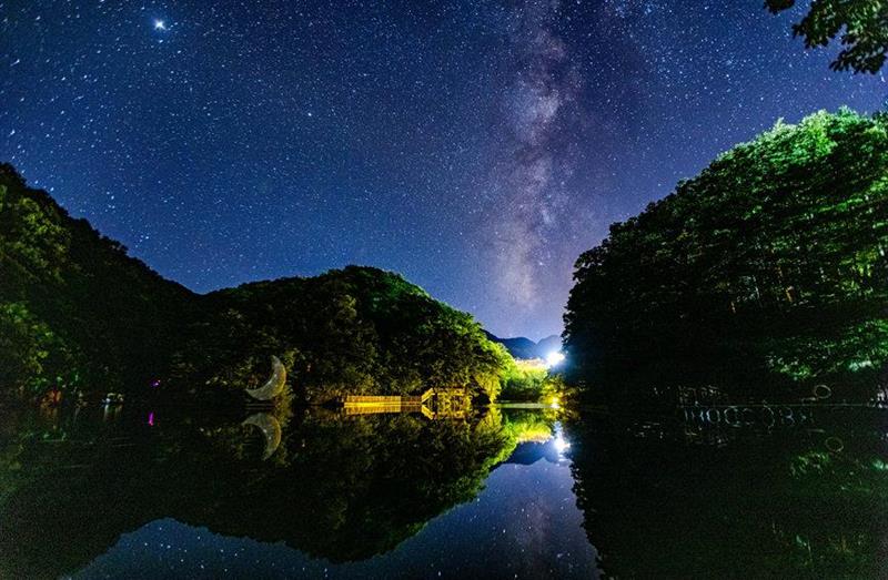 如夢似幻！洛陽白云山星空絕美 銀河橫跨天際