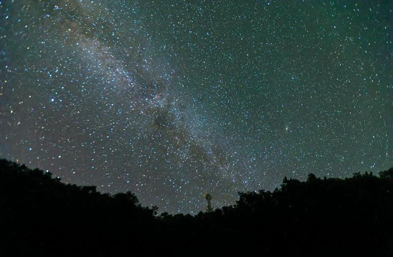 如夢似幻！洛陽白云山星空絕美 銀河橫跨天際
