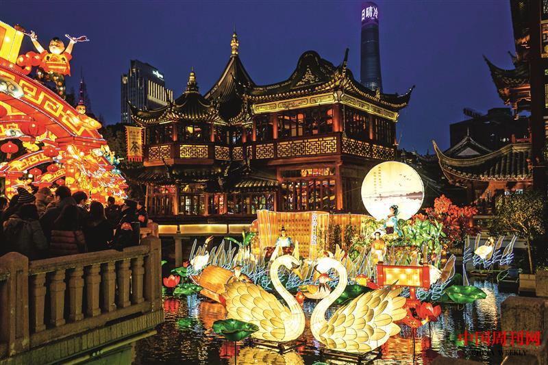 攝圖網(wǎng)_500820598_春節(jié)的上海城隍廟廟會張燈結(jié)彩（企業(yè)商用）.jpg