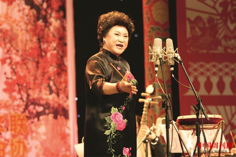 劉蘭芳在表演鼓書.jpg