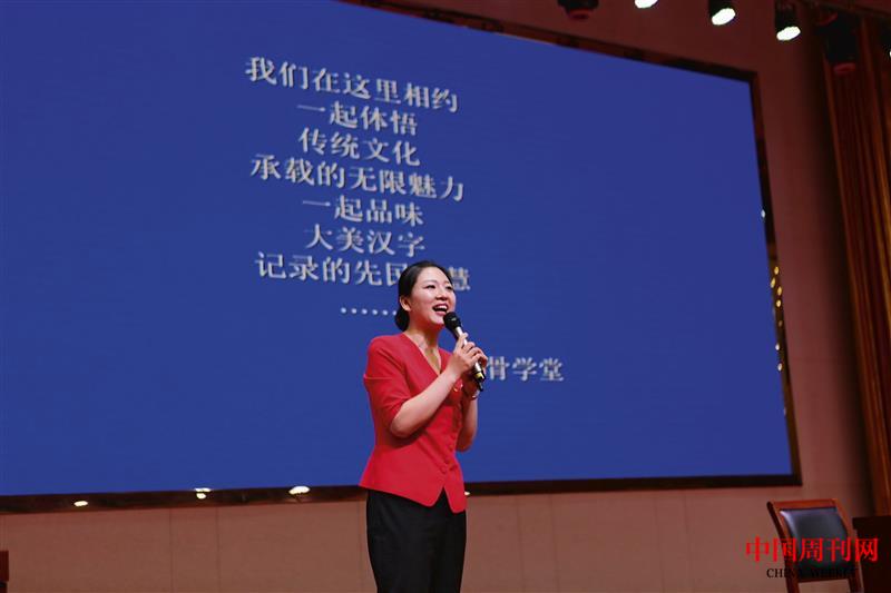 4.楊小玉為師生講授《我愛甲骨文》.jpg