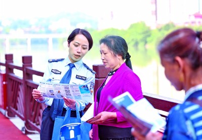 貴州銅仁民警講解防范電信網(wǎng)絡(luò)詐騙知識(shí)。新華社發(fā)