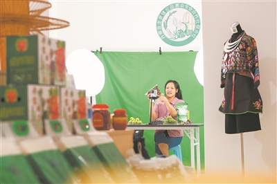 電商主播在貴州省丹寨縣龍泉鎮(zhèn)云品惠眾專業(yè)合作社聯(lián)合社的直播間售賣產(chǎn)品。新華社發(fā)（楊武魁攝）